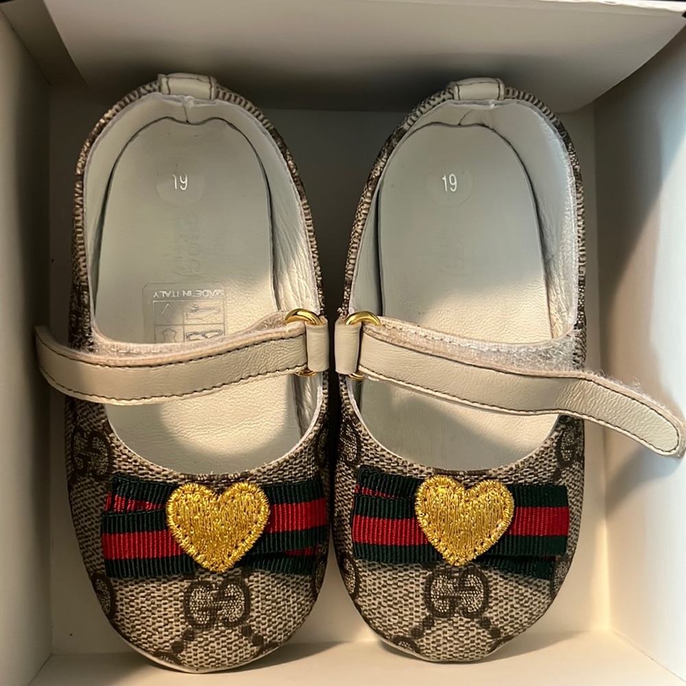 T.GG Supreme Size 19 baby. GUCCI